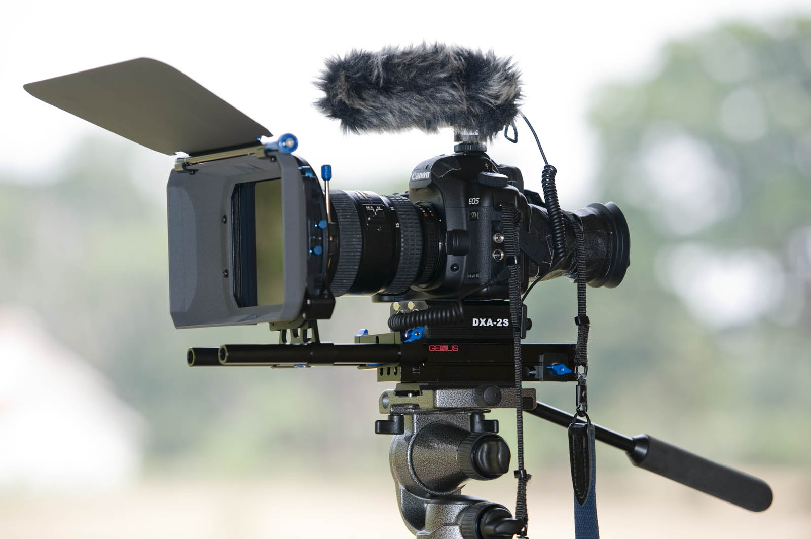Кинокамера делает 32 снимка за 2. 5d Canon видеосъемка. Видеокамера для съемки. Съемка на фотоаппарат.